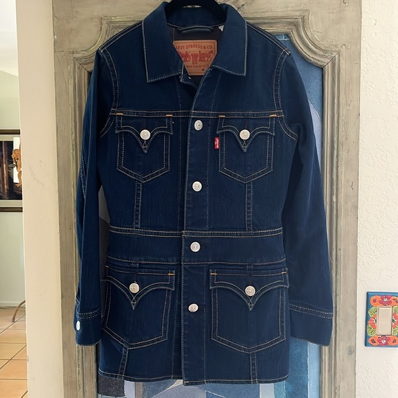 Levi’s long iconic jacket. Denim with a bit of spandex. 🦋 Size Medium - Picture 4 of 6